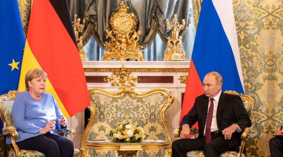 Меркель о Путине: разногласия по распаду СССР поставили их «по разные стороны баррикад»