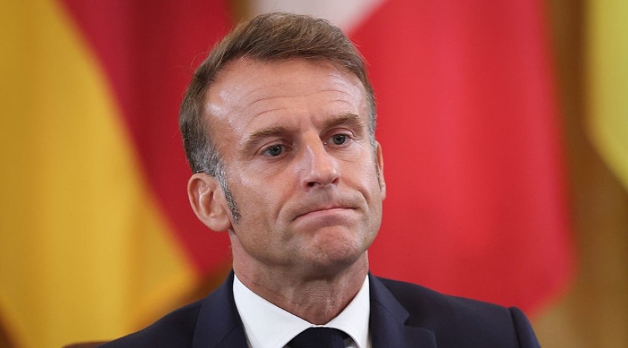 104 депутата подписали предложение об отставке президента Макрона