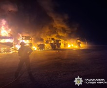 Массированный удар ВКС РФ: сотни дронов и ракеты «Кинжал» поразили авиабазу с F-16 на Украине (видео)