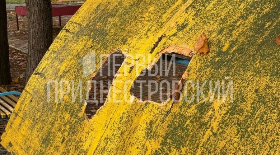 Подростки разгромили парк «Победа»: сломаны карусель и беседка