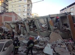 В Стамбуле обрушился дом: под завалами может быть семья из пяти человек