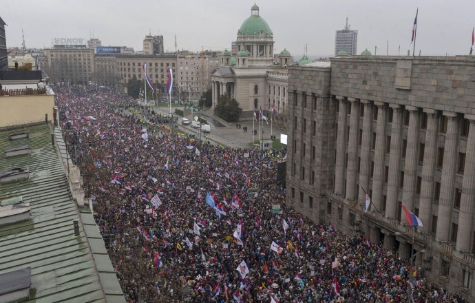 Миллионы протестующих в Белграде требуют справедливости за трагедию в Нови-Саде