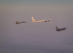 Су-35 и F-16: российские пилоты показали мастерство при сопровождении Ту-95МС к Аляске (видео)