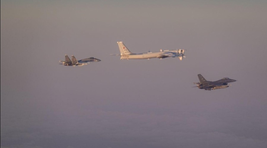 Су-35 и F-16: российские пилоты показали мастерство при сопровождении Ту-95МС к Аляске (видео)