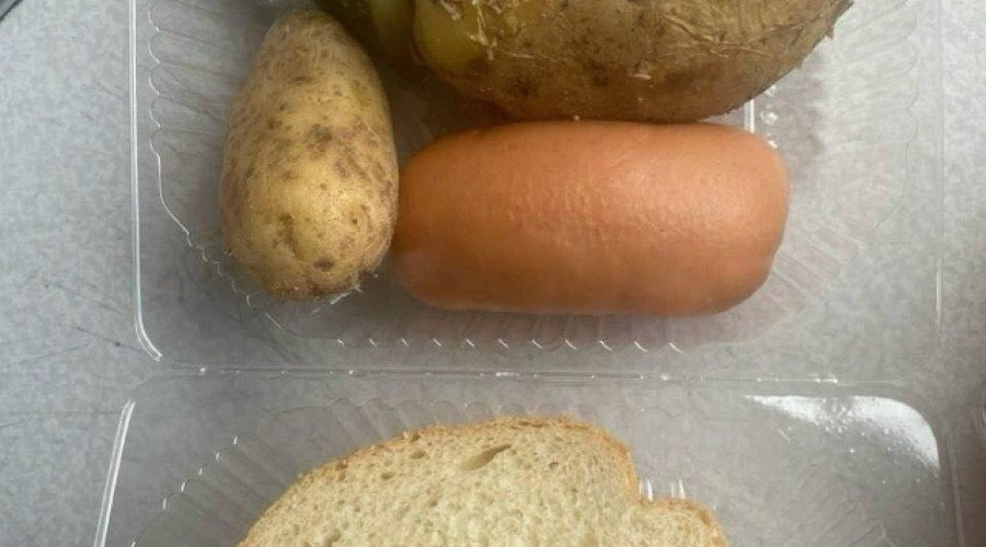 Фото «помощи бойцу»: украинцев возмутил скромный паёк для военного