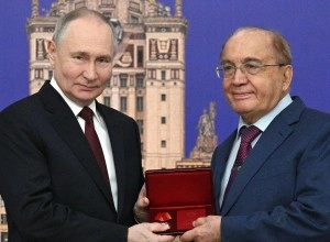 Путин наградил МГУ орденом За доблестный труд к его 270-летию