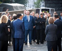 Киев устроил экскурсию по сгоревшему Кабмину для западных дипломатов