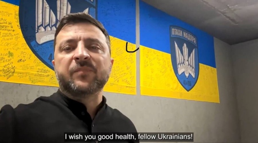 На встрече Зеленского с ВСУ заметили флаг с символами СС