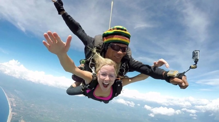 Почему пассажирам не выдают парашюты в самолетах: причины и реальность