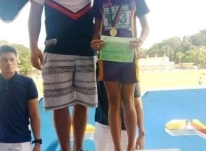 Филиппинка выиграла три забега в самодельных «кроссовках» из лейкопластыря