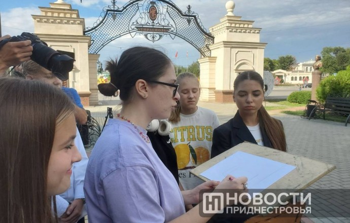 Юные художники Тирасполя устроили пленэр в Екатерининском парке после урока истории
