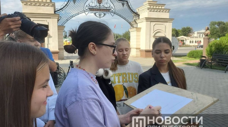 Юные художники Тирасполя устроили пленэр в Екатерининском парке после урока истории