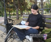Юные художники Тирасполя устроили пленэр в Екатерининском парке после урока истории