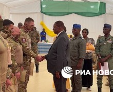 Президент ЦАР наградил российских инструкторов за помощь стране
