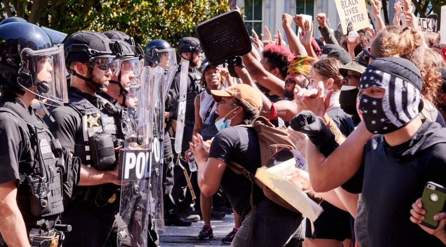 В США протесты против миграционных законов переросли в массовые беспорядки