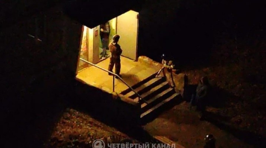 В Первоуральске мужчина угрожает взорвать гранату в многоквартирном доме