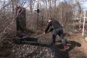 Школьники ухаживают за могилами ветеранов Великой Отечественной войны