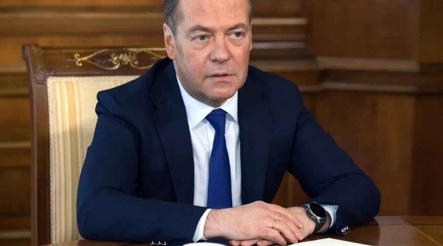 Медведев высмеял заявление Трампа о «слабой России» и предсказал смену его позиции