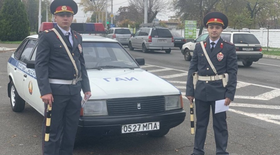 Постовые в советской форме дежурят в Приднестровье в День милиции