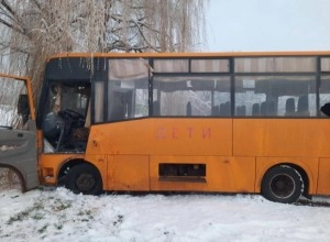 Атака беспилотника на школьный автобус в Запорожской области: пострадали дети и водитель