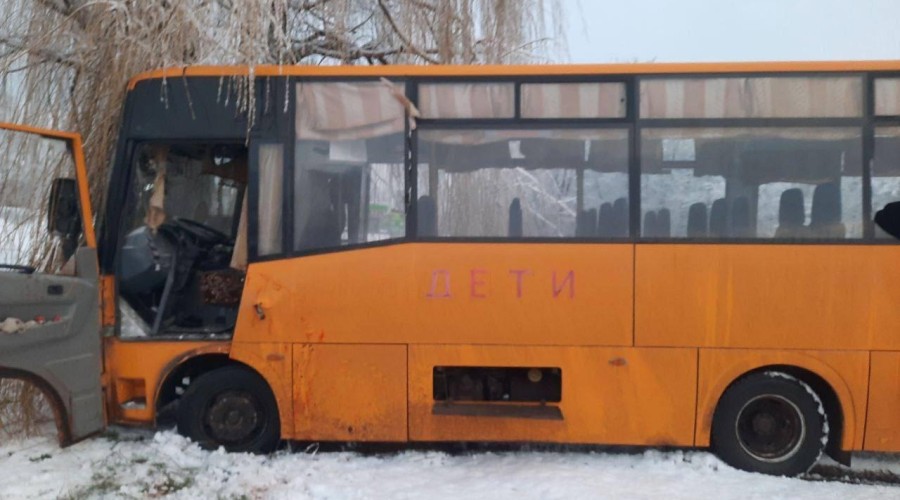 Атака беспилотника на школьный автобус в Запорожской области: пострадали дети и водитель