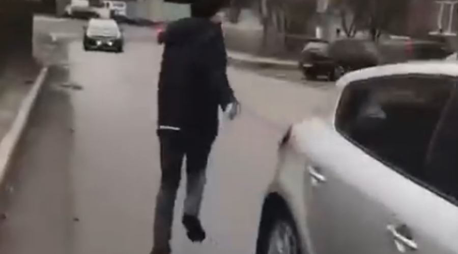 В Луцке мужчина пытался избежать мобилизации с пистолетом, но был задержан (Видео)