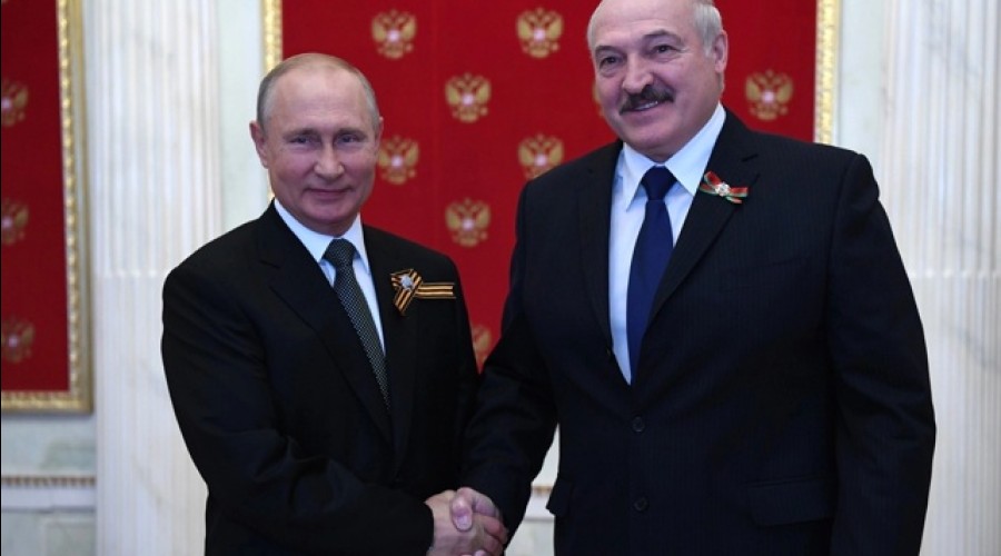 Лукашенко поздравил Путина и назвал его мировым лидером
