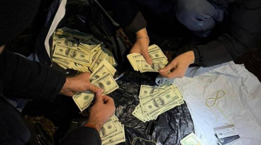 В Киеве полицейский украл 300 тыс. долларов из вещдоков и прятался в лесу