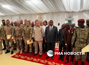 Президент ЦАР наградил российских инструкторов за помощь стране