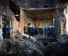 Киев устроил экскурсию по сгоревшему Кабмину для западных дипломатов