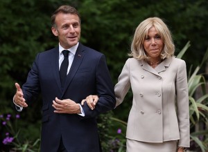 Брижит Макрон оказалась записана в налоговой под именем Жан-Мишель