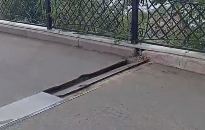 В Тирасполе на мосту через Днестр провалился стык: ведутся ремонтные работы