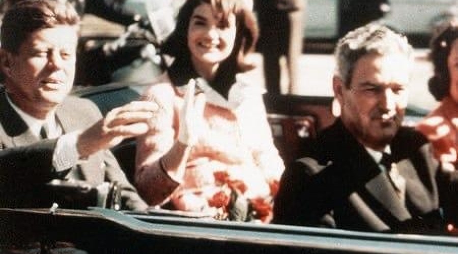 Джулия Фокс шокировала костюмом окровавленной Жаклин Кеннеди