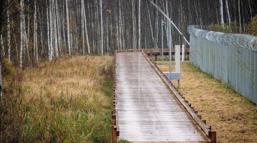 Латвия представила «неприступную» стену, вызвавшую насмешки в сети