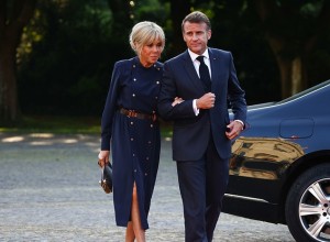 Во Франции судят 10 человек за травлю супруги Макрона в интернете