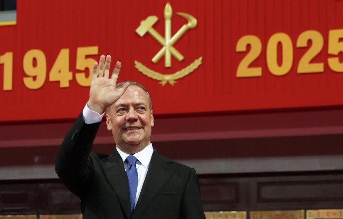 Медведев поблагодарил Ким Чен Ына за поддержку России и героизм бойцов КНДР