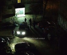 В Первоуральске мужчина угрожает взорвать гранату в многоквартирном доме
