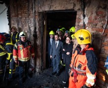 Киев устроил экскурсию по сгоревшему Кабмину для западных дипломатов