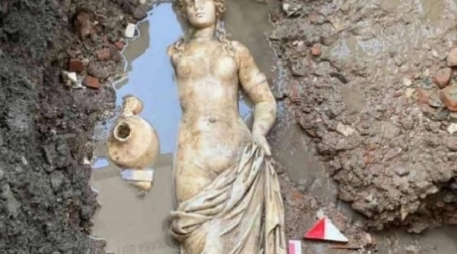 В Турции нашли идеально сохранившуюся мраморную статую II века н.э.