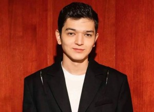 Певцу Akmal' отменили тур в Казахстане после скандала с пакетом