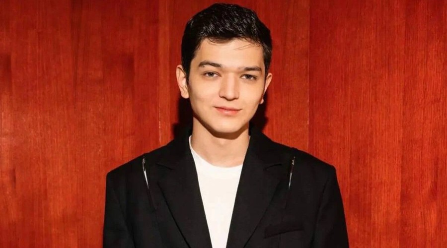 Певцу Akmal' отменили тур в Казахстане после скандала с пакетом