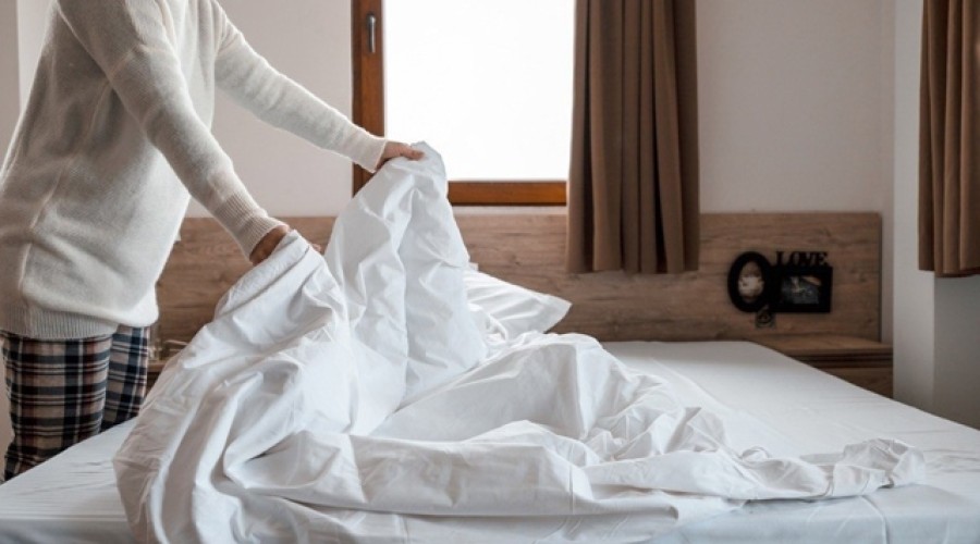 Не спешите заправлять кровать — врачи рассказали, почему это вредно