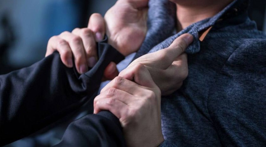 В Бендерах водитель маршрутки и пассажиры подрались из-за хлопнувшей двери