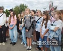 Юные художники Тирасполя устроили пленэр в Екатерининском парке после урока истории