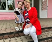 Самая маленькая девочка России получила аттестат о среднем образовании