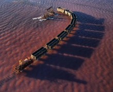 Бурлинское озеро в Алтайском крае: розовое чудо с железной дорогой