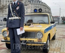 Постовые в советской форме дежурят в Приднестровье в День милиции