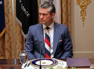 Пит Хегсет ответил на обвинения в ношении галстука с флагом России: реакция Пентагона