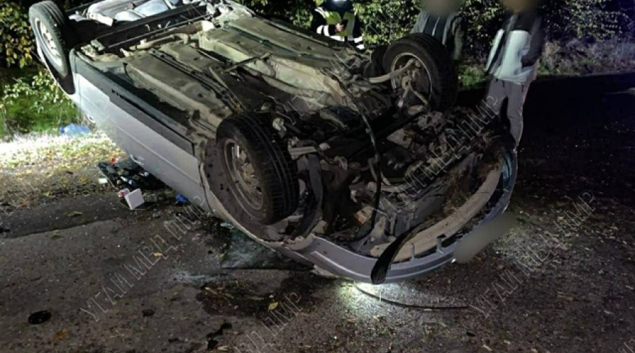 Под Кицканами перевернулся «Volkswagen»: один в реанимации, водитель сбежал