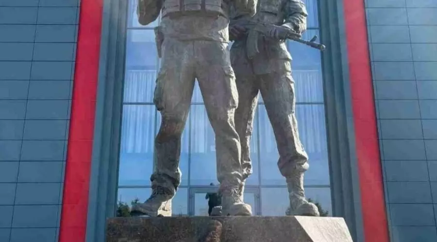 В Горячем Ключе установлен памятник Пригожину и Уткину